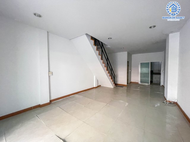 ทาวน์โฮมมือสองย่านกรุงเทพฯ ม.เก้าวัฒนาวิลล่า เลียบคลองทวีวัฒนา เนื้อที่ 17 ตร.ว. ฟังก์ชัน 3 ห้องนอน 3 ห้องน้ำ 1 ที่จอดรถ ทาวน์โฮม 3 ชั้นรีโนเวทใหม่ บนทำเลดี เพียง 20 นาทีก็ถึงรถไฟฟ้าสายสีน้ำเงิน "สถานีหลักสอง" ใกล้เดอะมอลล์บางแค และทางด่วน "รามอินทรา-อาจณรงค์" จองเลย!…